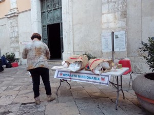 2017 10 22 - San Lorenzo Parrocchia - Mercatino per la giornata missionaria - 002